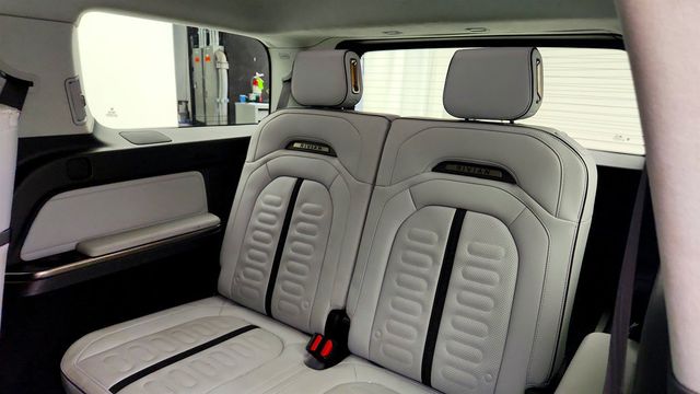 2023 Rivian R1S Adventure Quad-Motor Large Pack w/ Ocean Coast Interior - 23039999 - 20