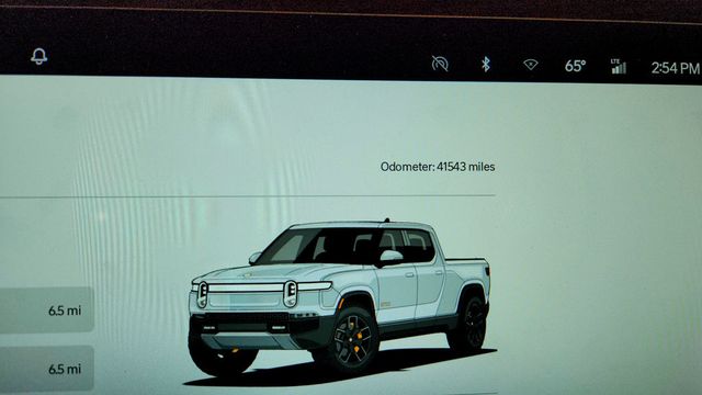 2023 Rivian R1T Adventure Quad-Motor Large Pack w/ Forest Edge Interior - 23087263 - 15