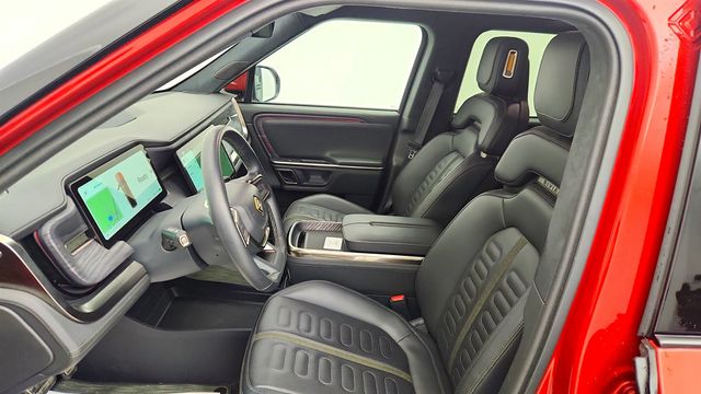 2023 Rivian R1T Adventure Quad-Motor Large Pack w/ Gear Tunnel Storage - 22999345 - 19