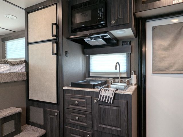 2023 Shadow 3 Horse Slant 10'6 Living Quarters with Slide  - 22786741 - 12