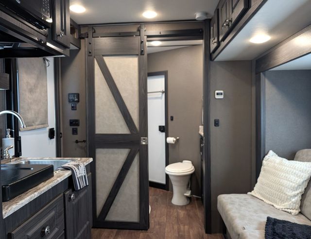 2023 Shadow 3 Horse Slant 10'6 Living Quarters with Slide  - 22786741 - 14