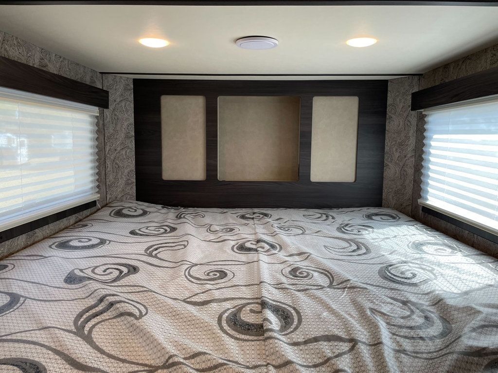 2023 Shadow 3 Horse Slant 7'6 Living Quarters w/ Slide  - 22996800 - 10