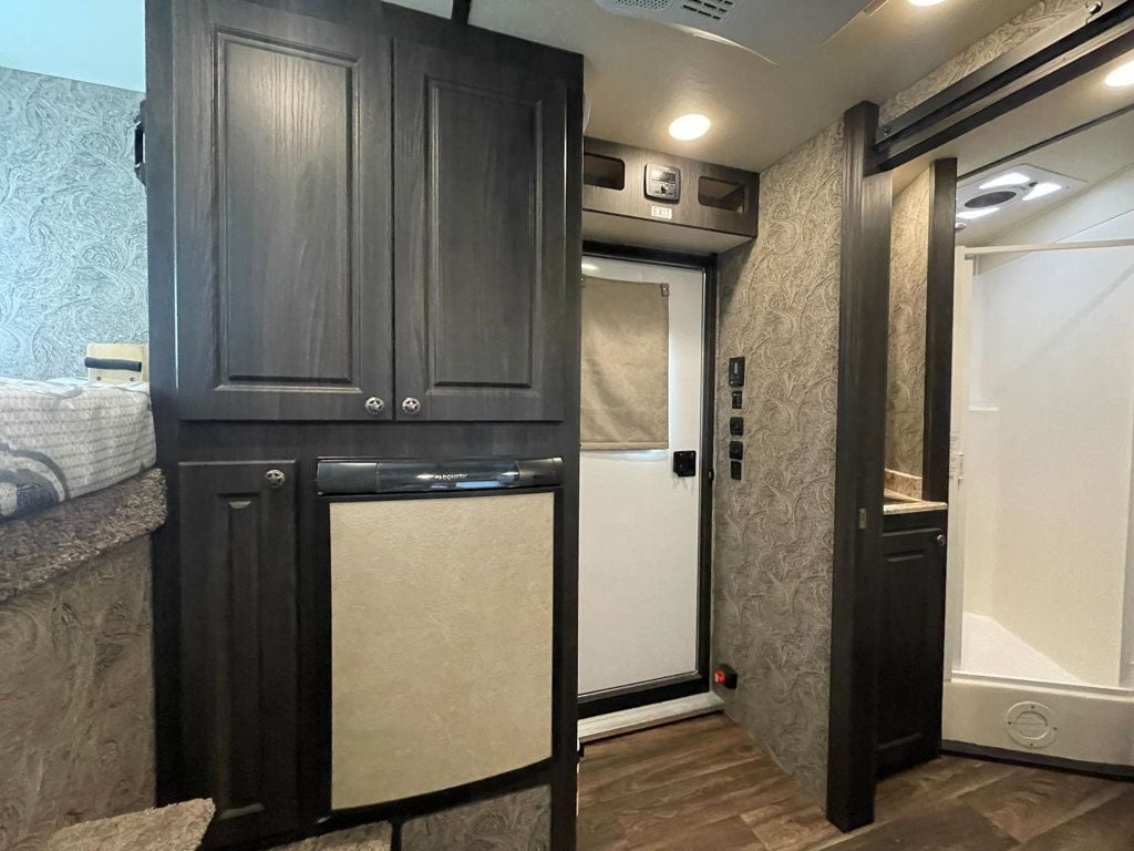 2023 Shadow 3 Horse Slant 7'6 Living Quarters w/ Slide  - 22996800 - 12