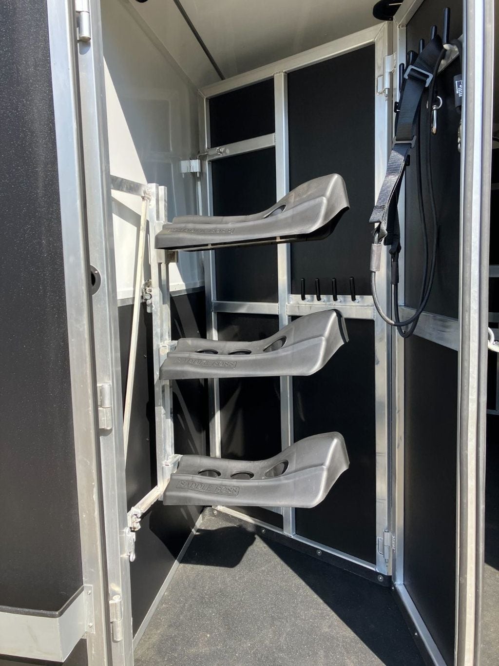 2023 Shadow 3 Horse Slant 7'6 Living Quarters w/ Slide  - 22996800 - 4