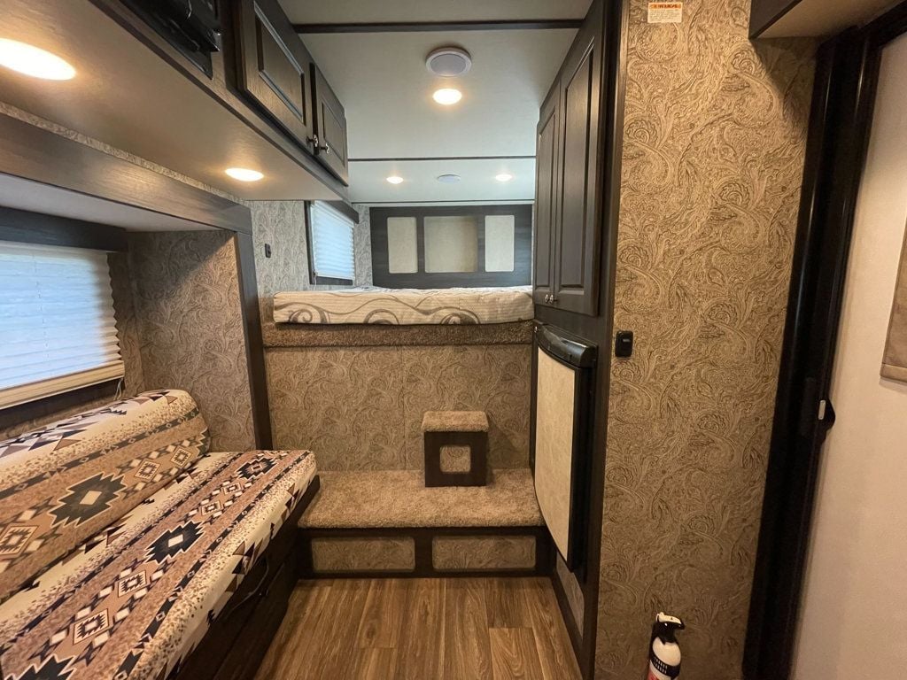 2023 Shadow 3 Horse Slant 7'6 Living Quarters w/ Slide  - 22996800 - 8