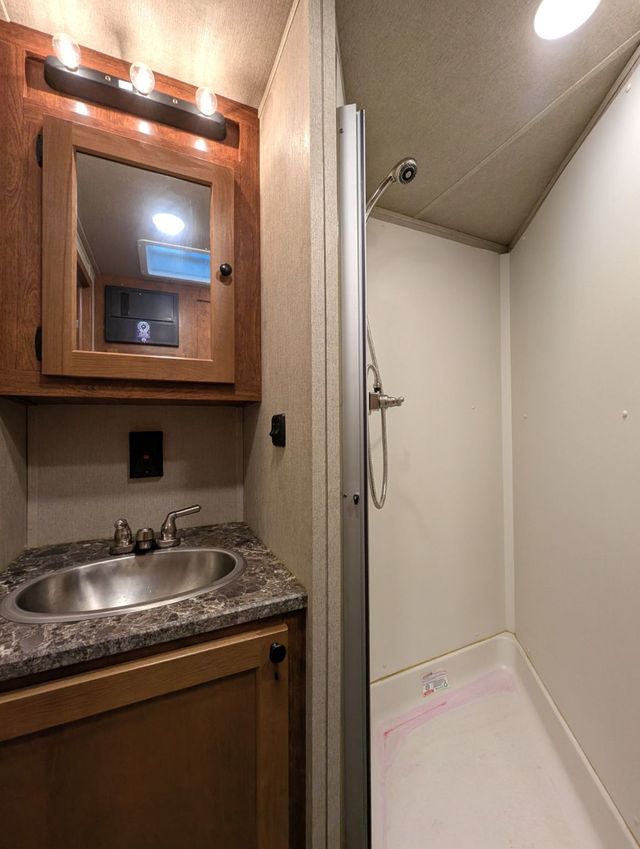 2023 SMC 3 Horse Slant 9' Living Quarters w/ Slide & Ramp  - 22942132 - 12