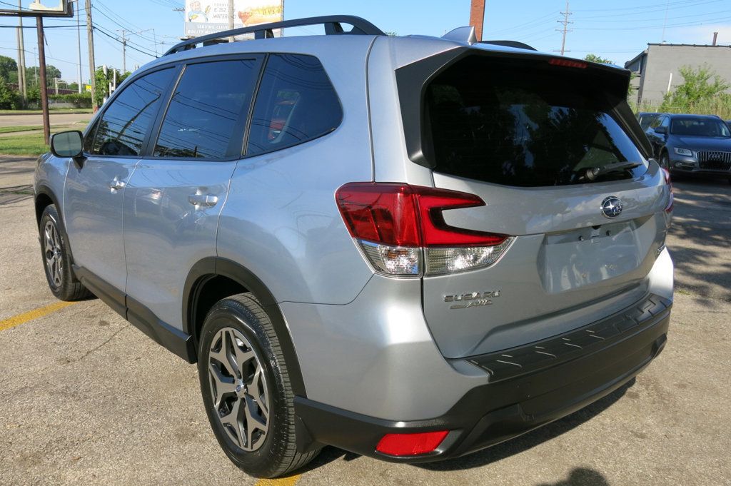 2023 Subaru Forester Premium photo 3