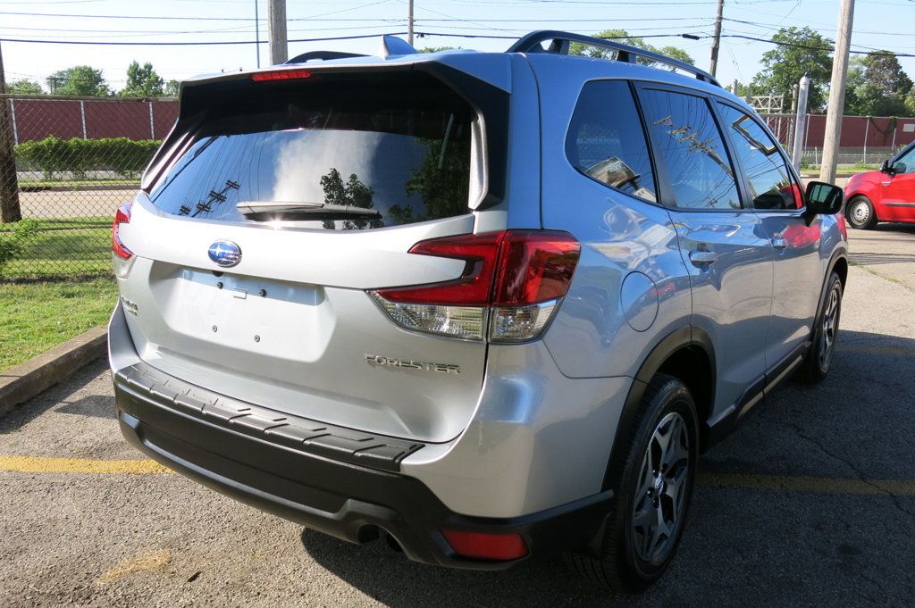 2023 Subaru Forester Premium photo 4