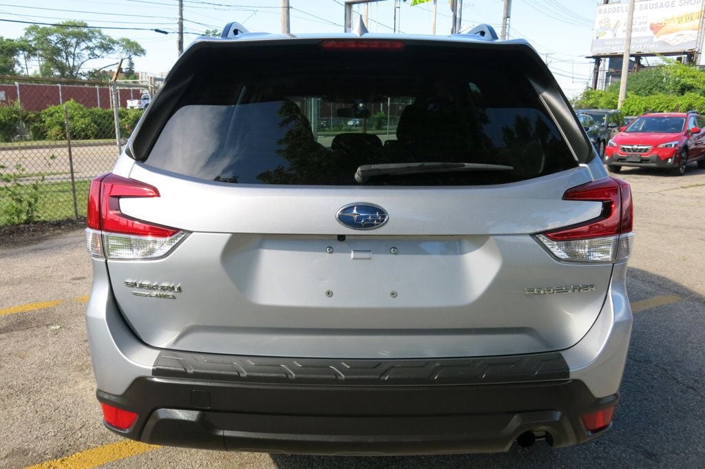 2023 Subaru Forester Premium photo 8
