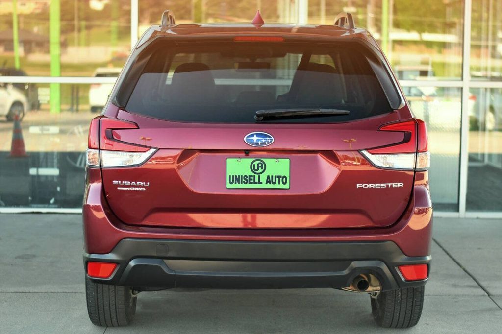 2023 Subaru Forester Premium photo 4