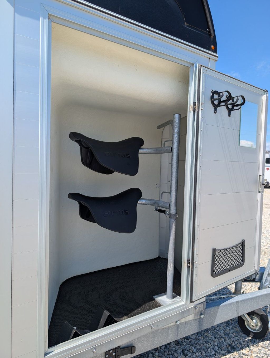 2023 SunLite 2 Horse Straight Load S75 w/ Tack  - 21566656 - 5
