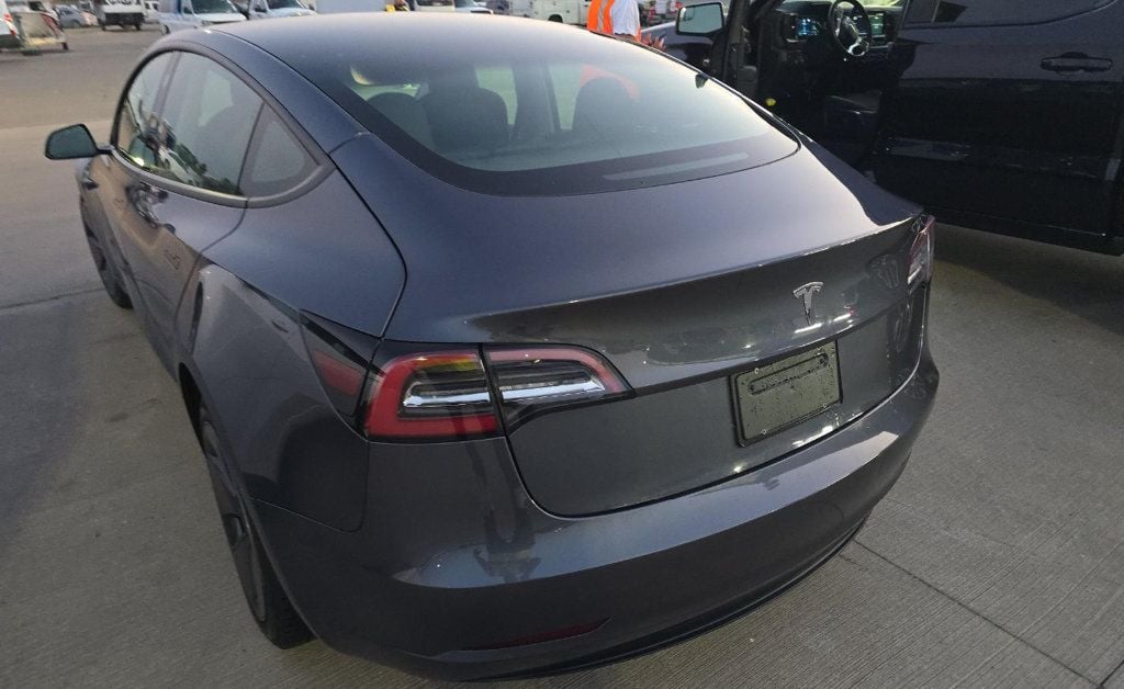 2023 Tesla Model 3 photo 2