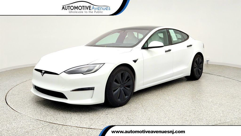 2023 Tesla Model S Plaid AWD w/ White & Black Premium Interior & Yoke Steering - 23035604 | Video 1