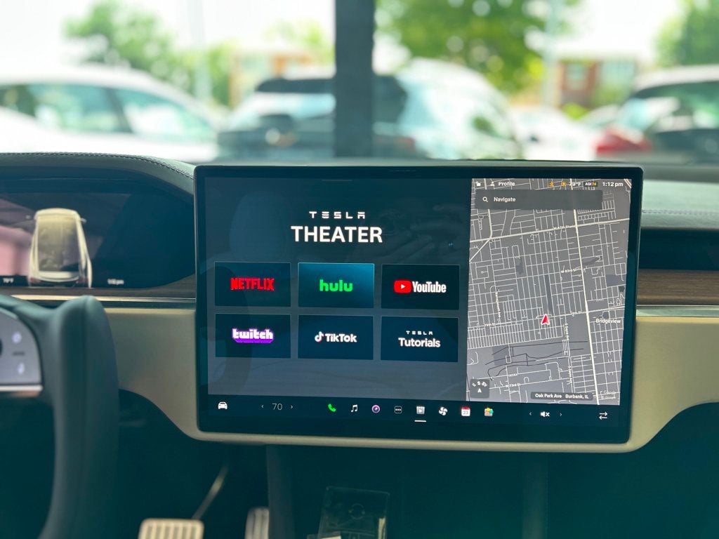 2023 Tesla Model X photo 32