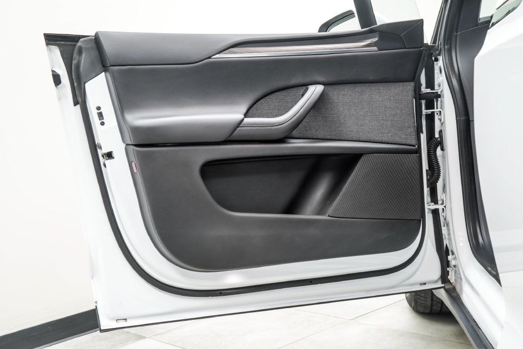 Tesla Model X photo 39