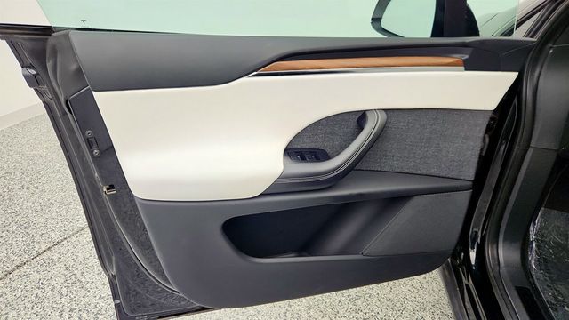 2023 Tesla Model X AWD with White & Black Premium Interior and Yoke Steering Wheel - 22966061 - 10