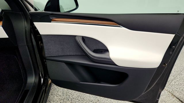 2023 Tesla Model X AWD with White & Black Premium Interior and Yoke Steering Wheel - 22966061 - 29