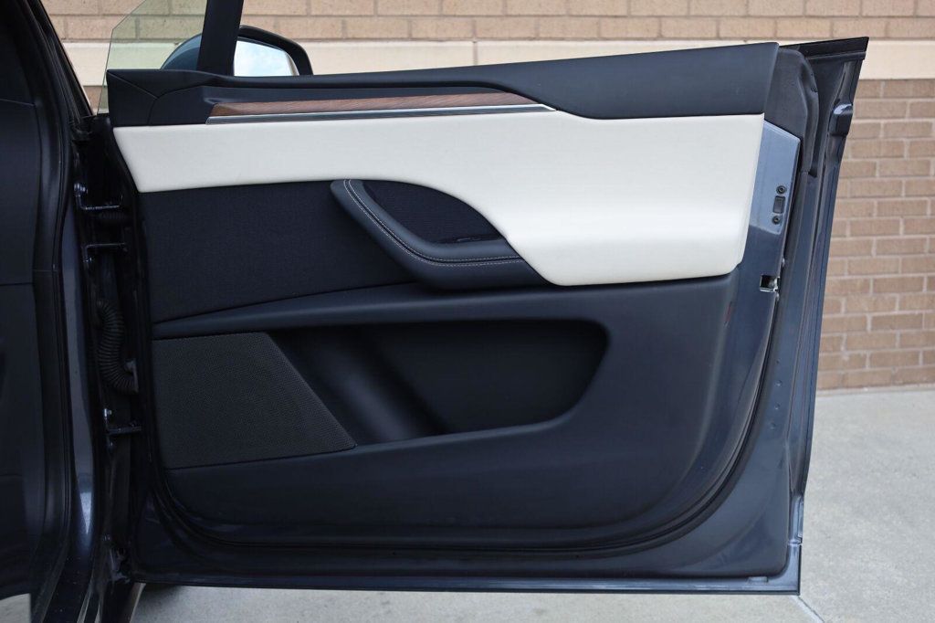 Tesla Model X photo 28