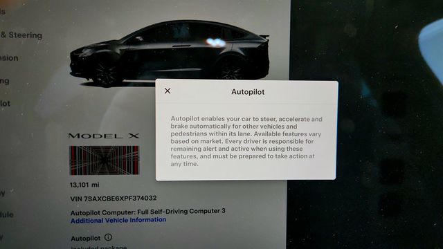 2023 Tesla Model X Plaid AWD with 22'' Turbine Wheels & Yoke Steering Wheel - 22967606 - 13