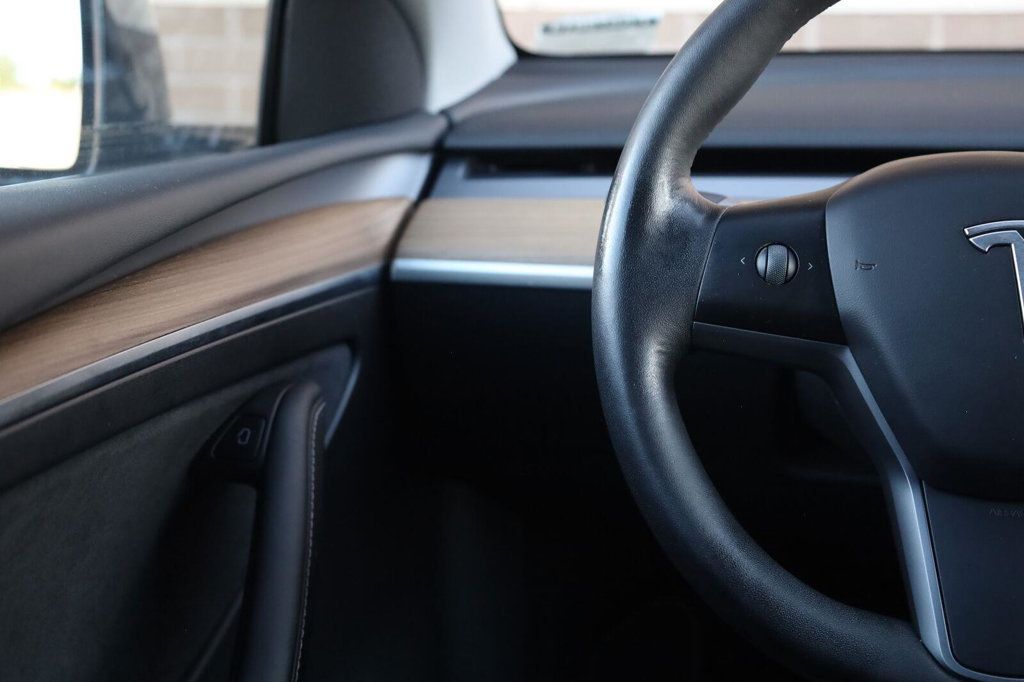 Tesla Model Y photo 32