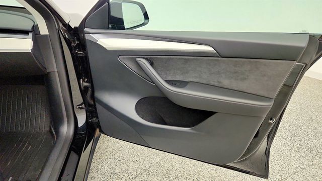 2023 Tesla Model Y Long Range AWD w/ 7-Seat Interior & White/Black Interior - 23046051 - 29