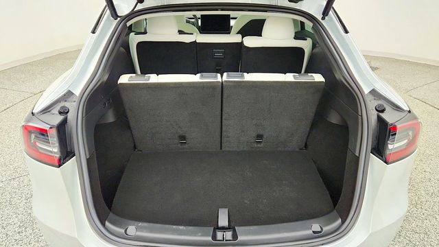 2023 Tesla Model Y Long Range AWD w/ 7-Seat White & Black Premium Interior - 23094126 - 18