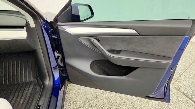 2023 Tesla Model Y Long Range AWD w/ Acceleration Boost & B&W Premium Interior - 23081827 - 29