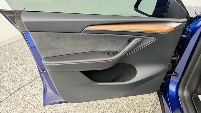 2023 Tesla Model Y Long Range AWD w/ Enhanced Autopilot & 7 Seat Interior - 23009592 - 10