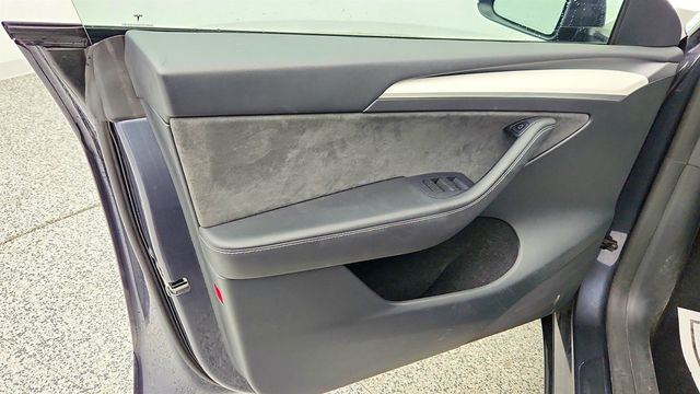 2023 Tesla Model Y Long Range AWD w/ Full Self-Driving, 20'' Wheels, B&W Interior - 23007082 - 10