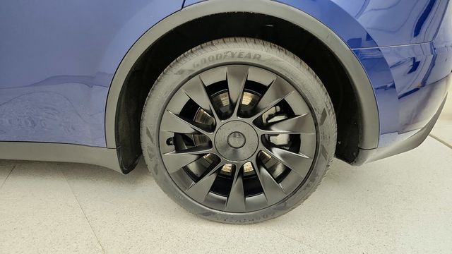 2023 Tesla Model Y Long Range AWD with 7 Seat Interior & 20'' Induction Wheels - 22949150 - 8