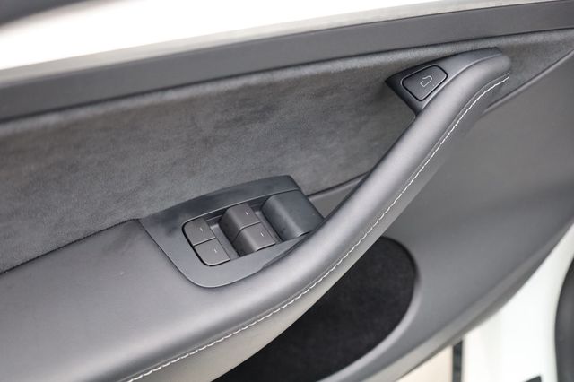 2023 Tesla Model Y Performance AWD - 22935954 - 32