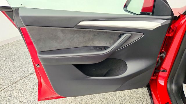 2023 Tesla Model Y Performance AWD w/ White & Black Premium Interior - 23006284 - 10