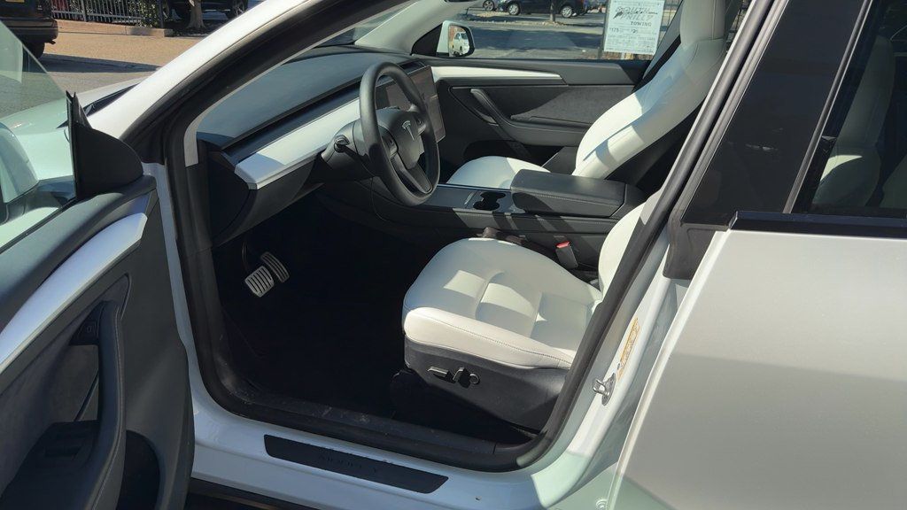 2023 Tesla Model Y PERFORMANCE PACKAGE! AWD! WHITE ON WHITE INTERIOR!  - 23065040 - 9
