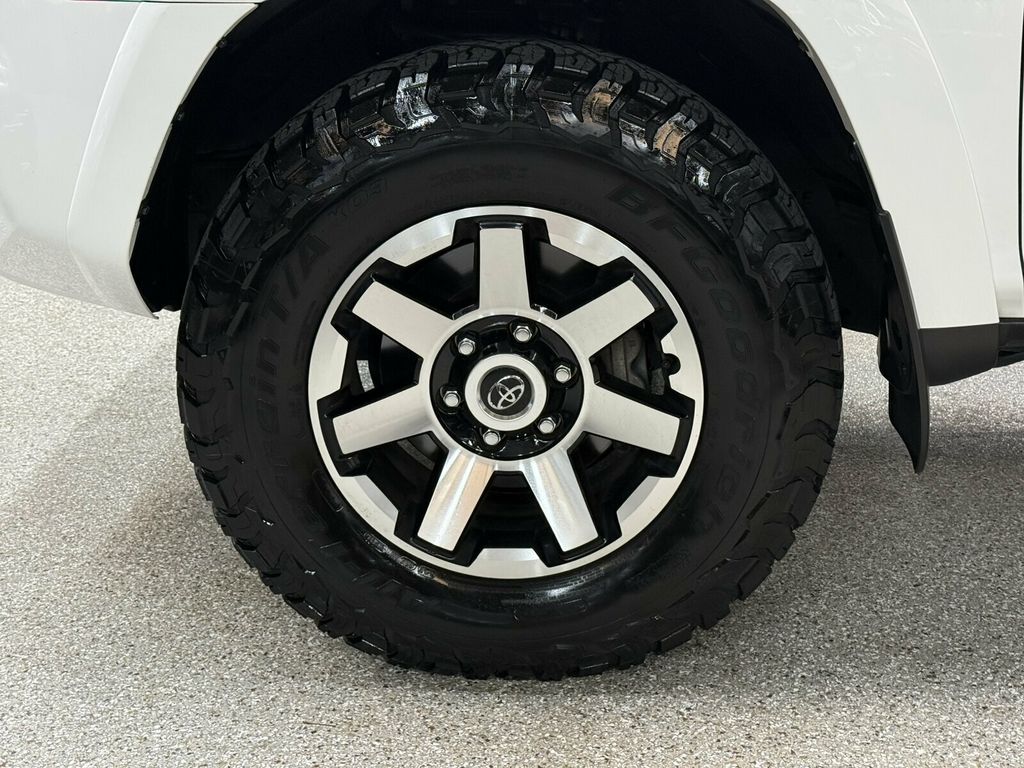 2023 Toyota 4Runner Local Trade/TRD-Off Road Premium/Heated Leather Seats/Blind Spot - 23075506 - 31