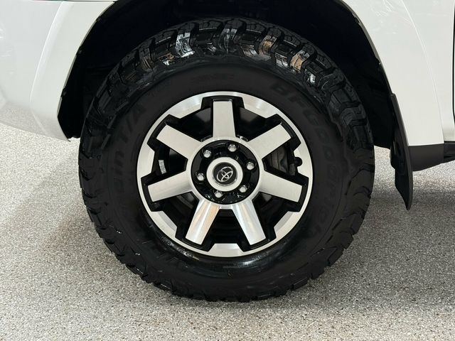2023 Toyota 4Runner Local Trade/TRD-Off Road Premium/Heated Leather Seats/Blind Spot - 23075506 - 31