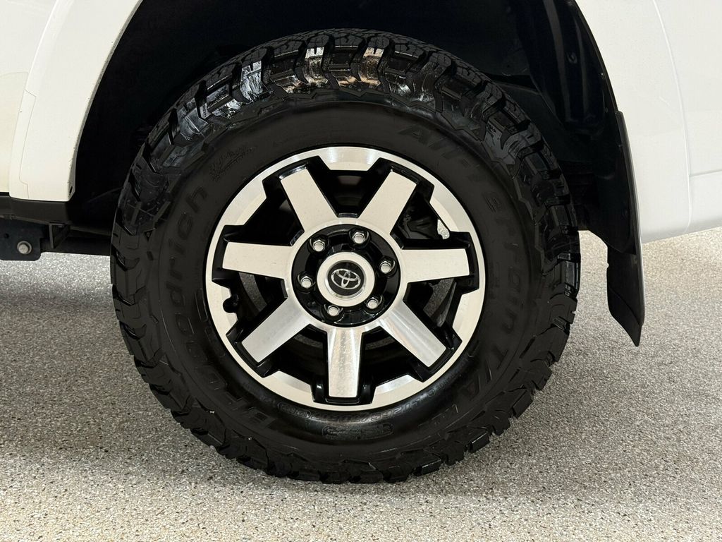 2023 Toyota 4Runner Local Trade/TRD-Off Road Premium/Heated Leather Seats/Blind Spot - 23075506 - 32