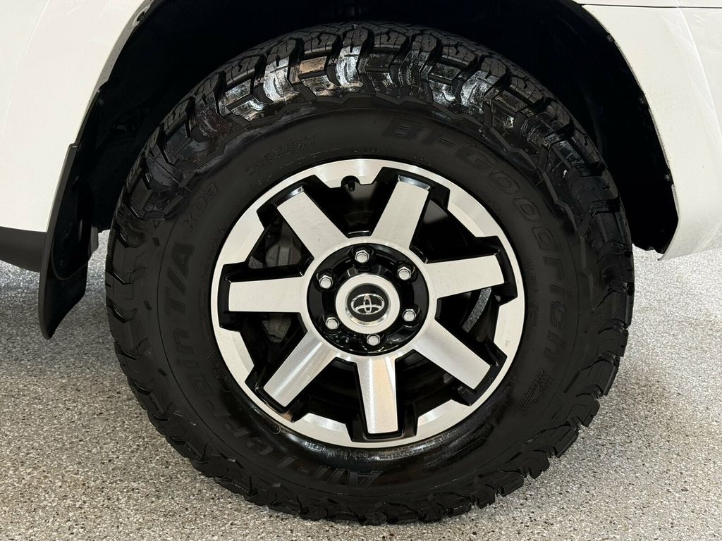 2023 Toyota 4Runner Local Trade/TRD-Off Road Premium/Heated Leather Seats/Blind Spot - 23075506 - 34