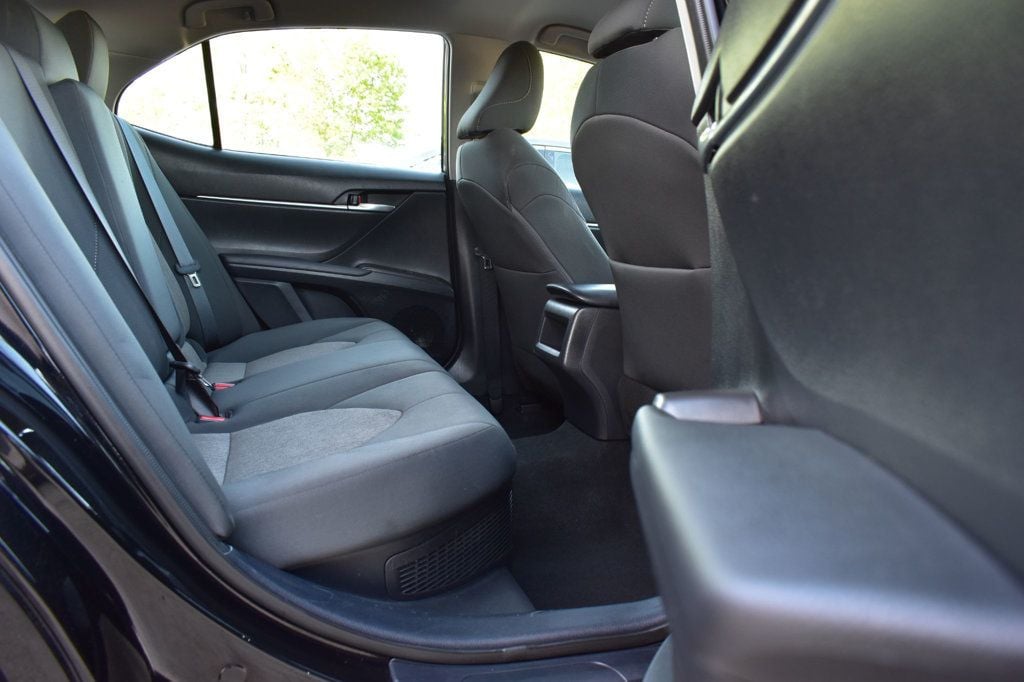 2023 Toyota Camry Hybrid LE CVT - 23021779 - 18