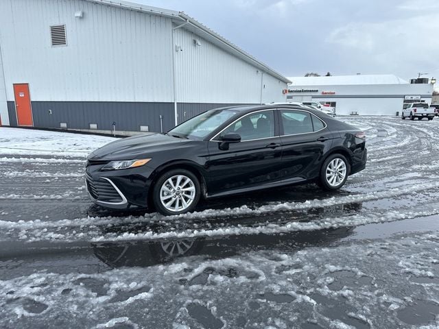 2023 Toyota Camry LE photo 3