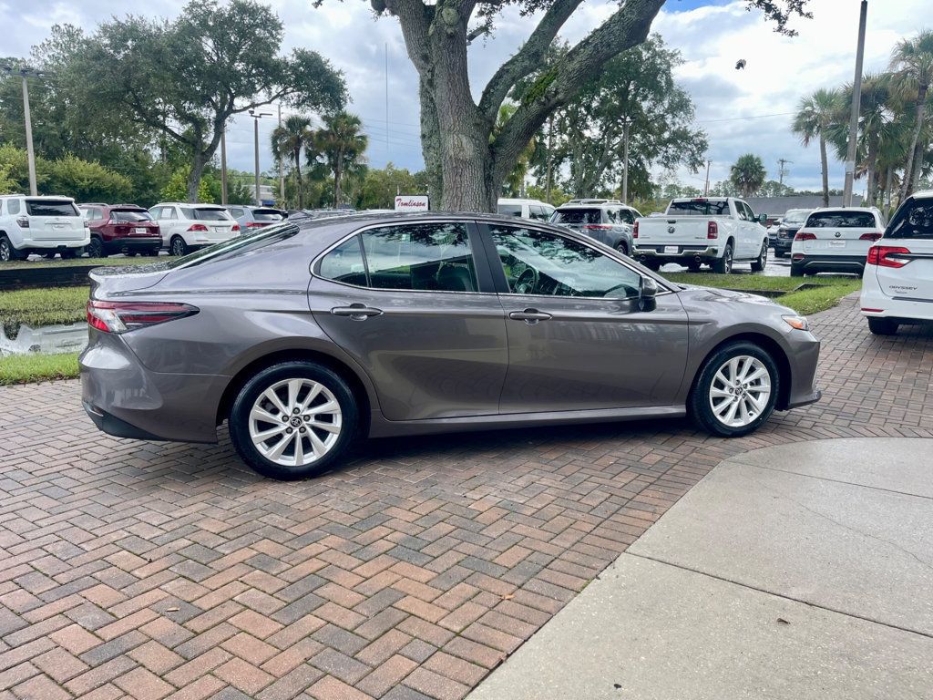 2023 Toyota Camry LE photo 3