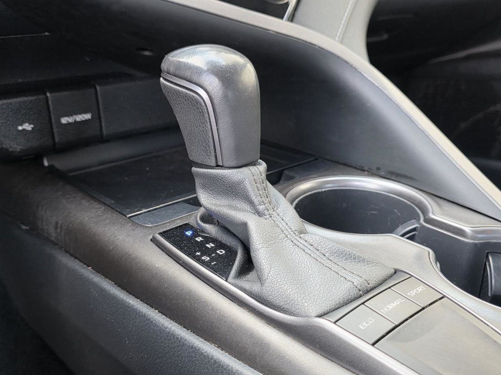 2023 Toyota Camry SE photo 17
