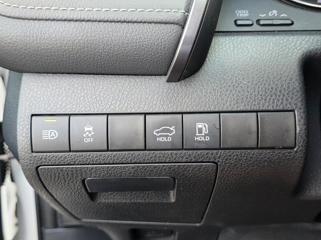 2023 Toyota Camry SE photo 19