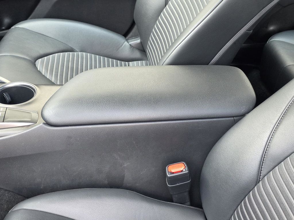 2023 Toyota Camry SE photo 7