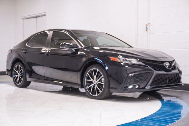 2023 Toyota Camry SE's photo