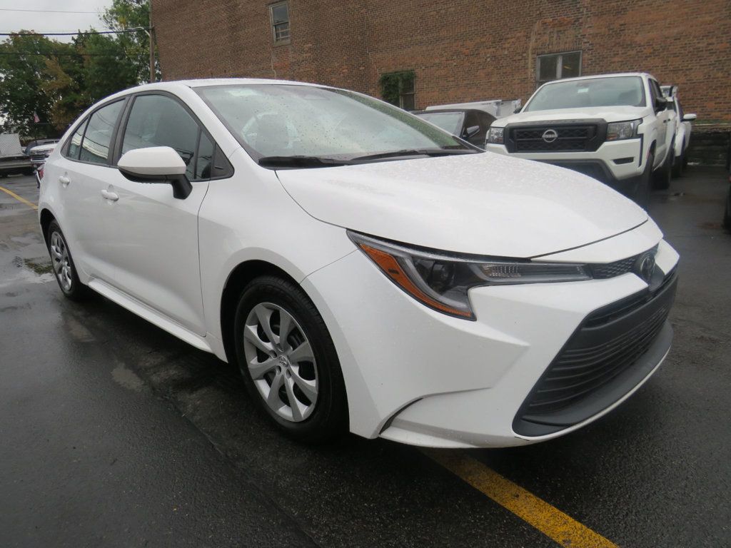 2023 Toyota Corolla LE photo 3