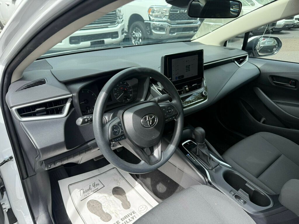 2023 Toyota Corolla LE photo 3