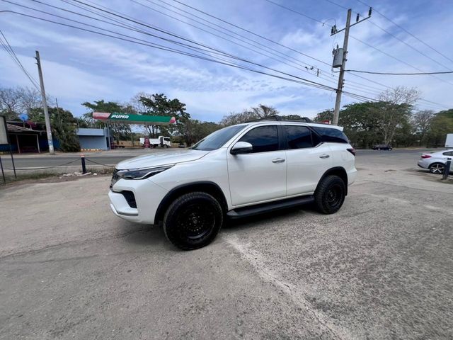 2023 Toyota Fortuner SVR 2.8 Turbo Diesel Un solo dueno y extras - 23008098 - 3
