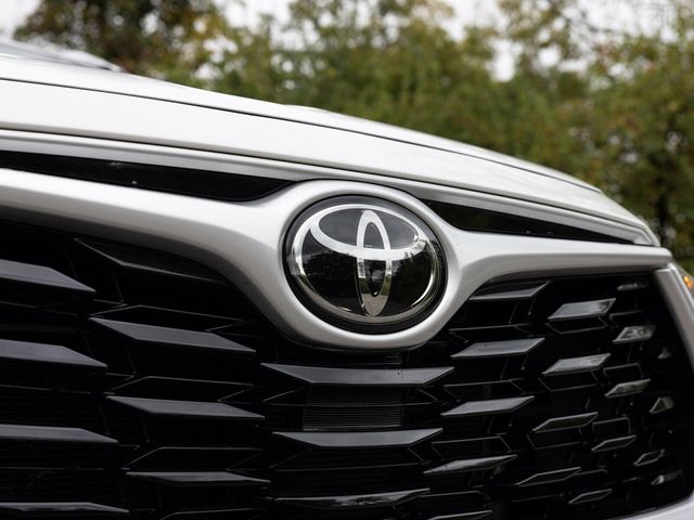 2023 Toyota Highlander 3rd Row Seating, Wireless CarPlay, Heated Seats - 22936812 - 19