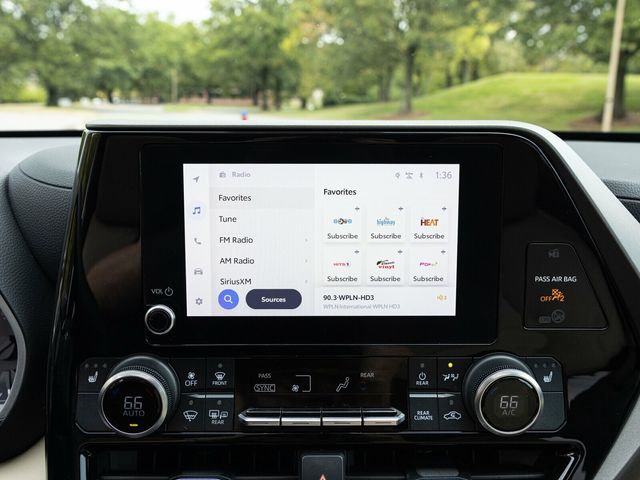 2023 Toyota Highlander 3rd Row Seating, Wireless CarPlay, Heated Seats - 22936812 - 38