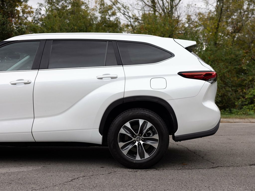 2023 Toyota Highlander 3rd Row Seating, Wireless CarPlay, Heated Seats - 22936812 - 4